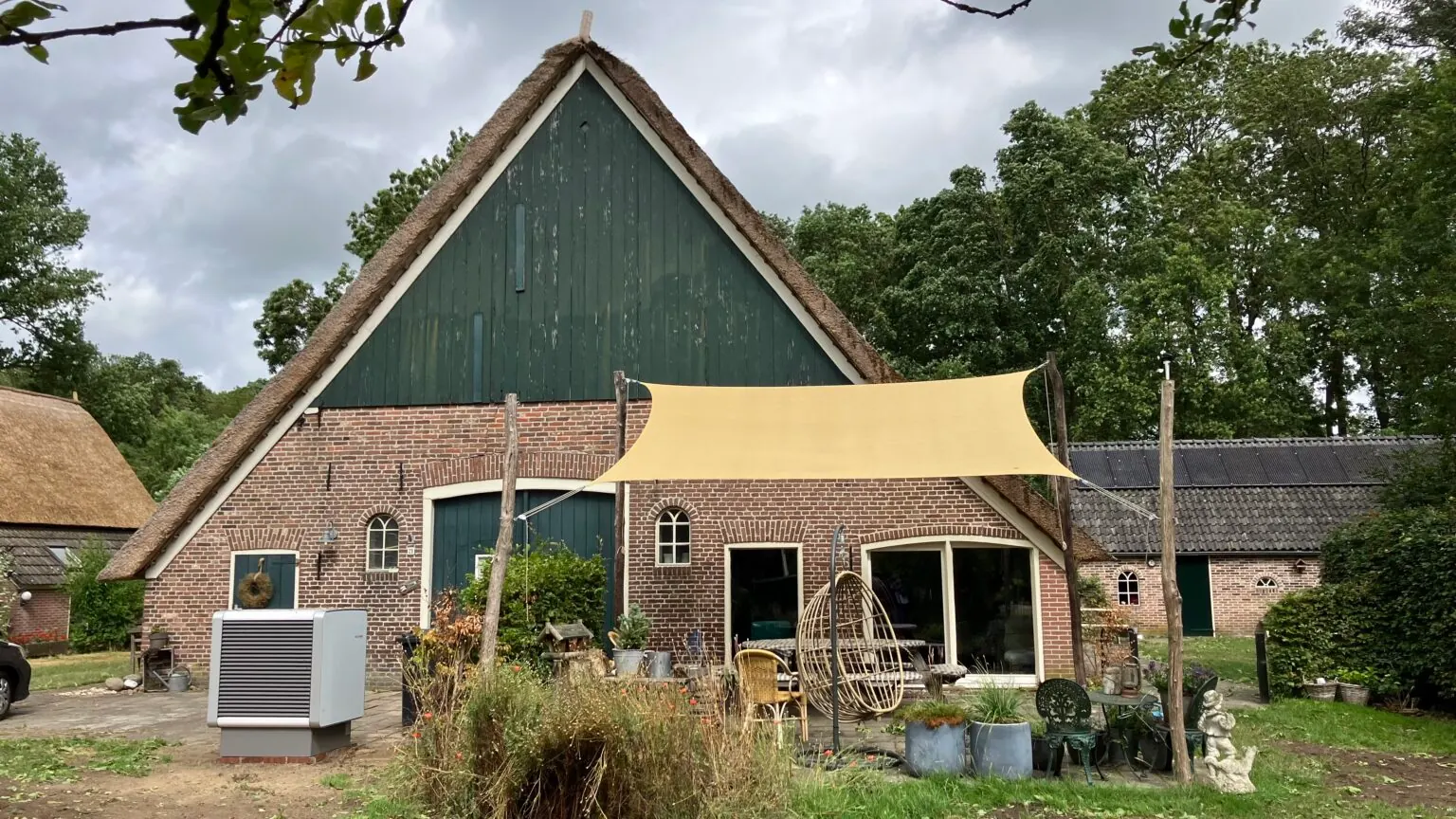 Dubbele woonboerderij in Schoonebeek met Heliotherm buitenunit