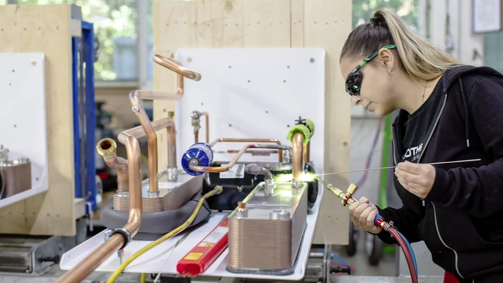 Een medewerker van Heliotherm soldeert een koudemiddelcircuit in de fabriek in Oostenrijk