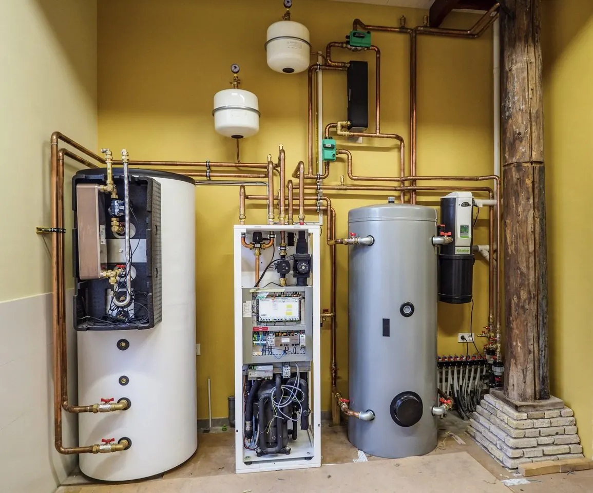 Technische ruimte met een Heliotherm bodemwarmtepomp, boilers en verdeler