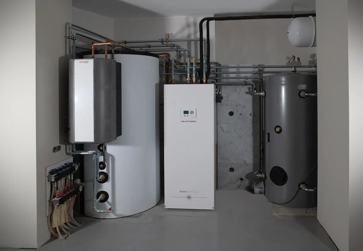 Technische ruimte met Heliotherm bodemwarmtepomp en boilers